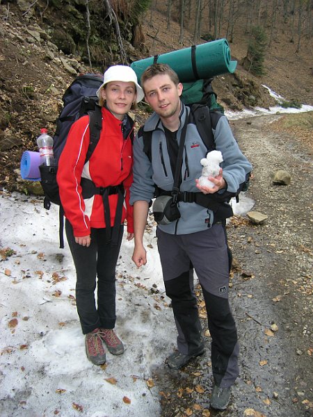 PICT0013.JPG - Radosť z posledného snehu (to sme ešte nevedeli že neskôr budeme po ňom dve hodiny šľapať)