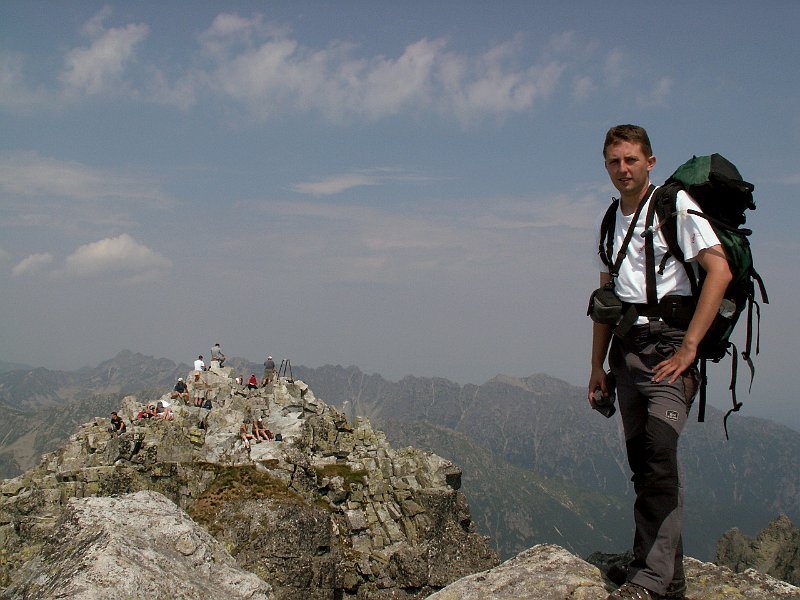 PICT0090.JPG - Na slovenskom vrchole Rysov 2503 m, v pozadí druhý vrchol Rysov už v Poľsku